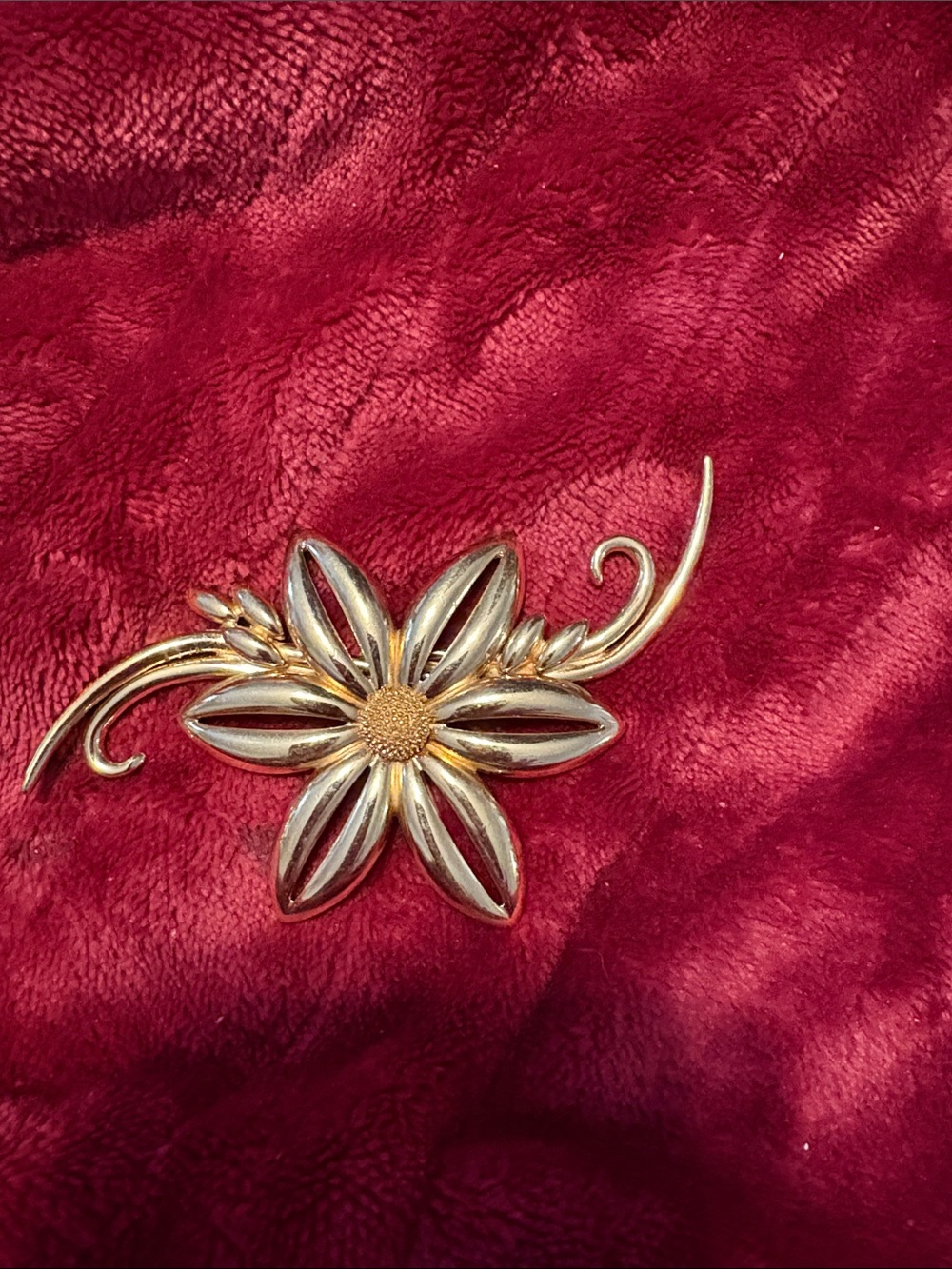 Gold-Tone Flower Brooch Pin - Elegant Floral Design